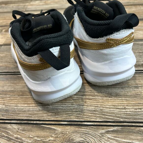 Nike basketball shoes- team hustle D10 big kid size 6Y - Picture 7 of 7